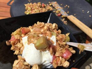 Vaniljglass med rabarbercrunch