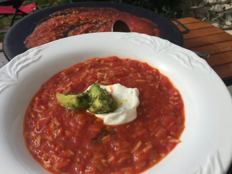 Tomatsoppa med basmati och quesadillas