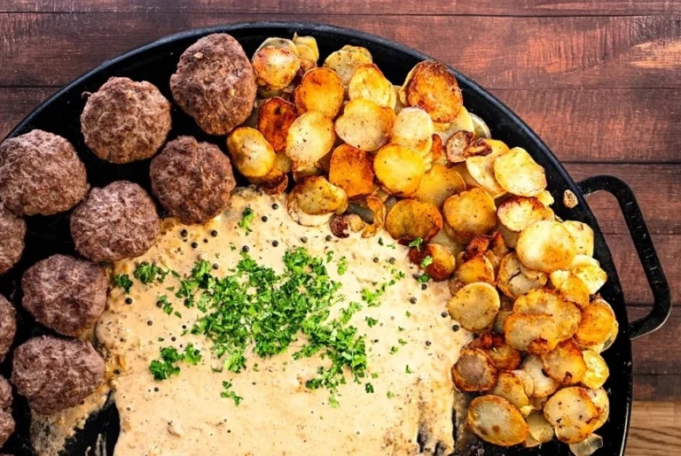 Färsbiffar med grönpepparsås och stekt potatis på stekhäll