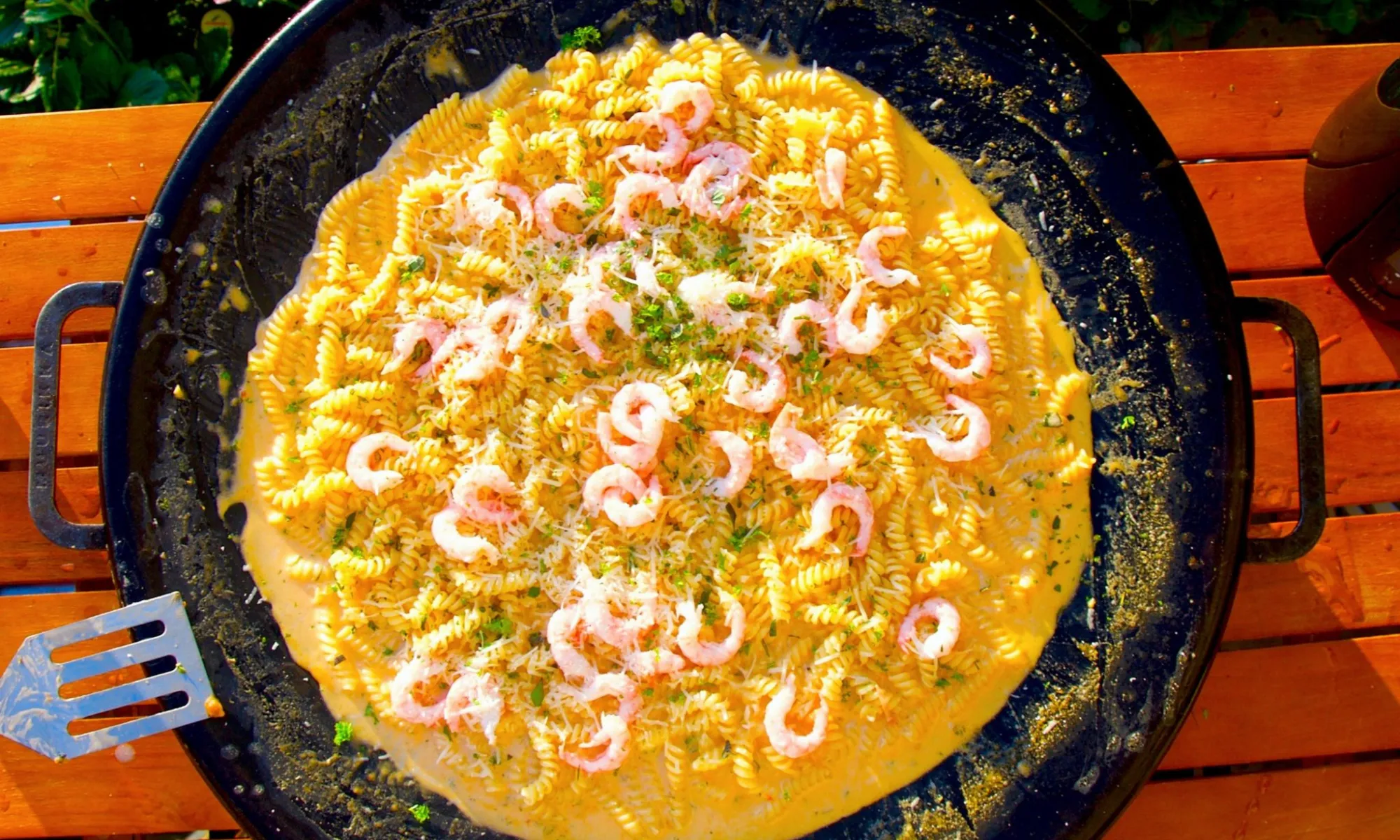 Krämig räkpasta direkt på hällen