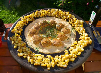 Lammfärsbiffar med råstekt potatis och gräddsås. Lammfärsbiffar med råstekt potatis och gräddsås.