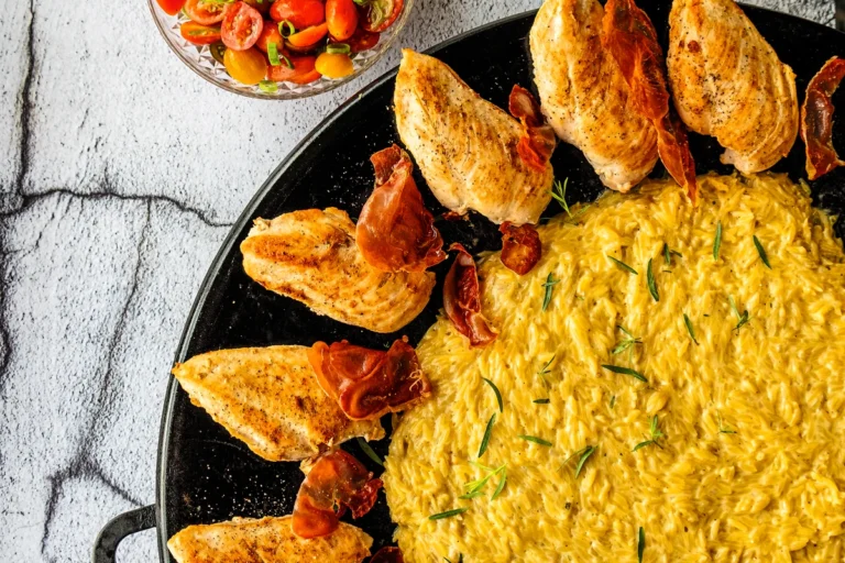 Krämig risoni med kycklingbröst och serrano