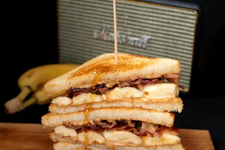 Elvismacka med banan, bacon, jordnötssmör och honung
