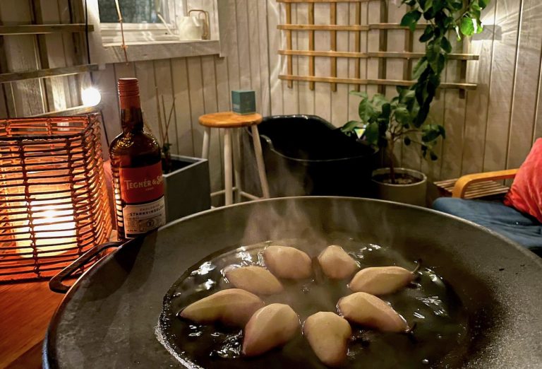 Inkokta päron med glöggsirap, rostad mandel och grädde